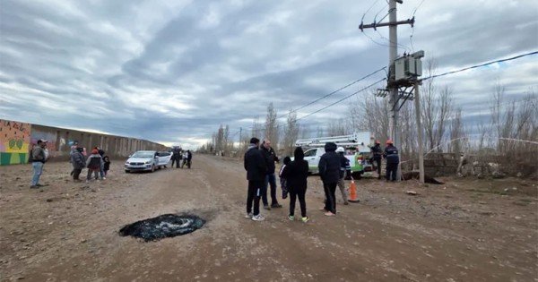 Conexiones clandestinas: una yegua murió electrocutada y su jinete sufrió heridas