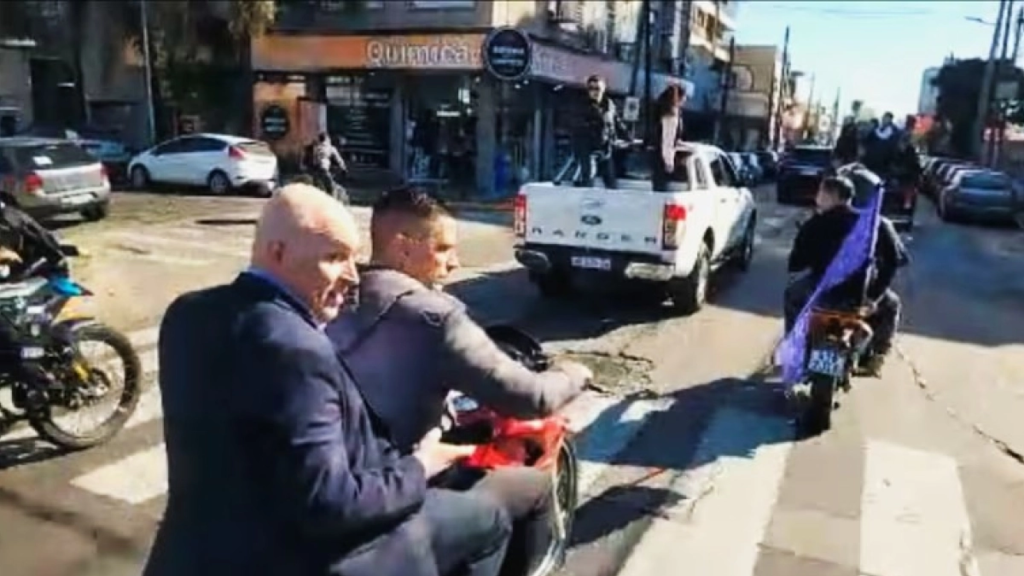 El motociclista que ayudó a Espert es un barrabrava acusado de intento de homicidio