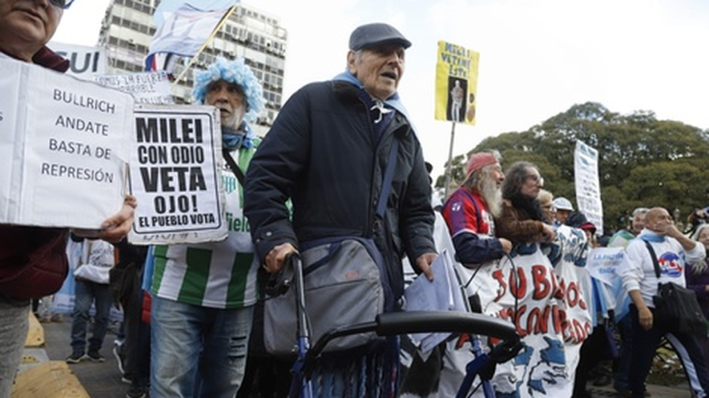Jubilados marchan nuevamente al Congreso Jubilados marchan nuevamente al Congreso