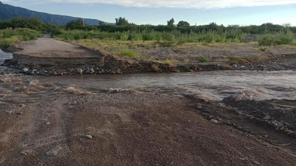 La crecida del río afecta accesos en dos departamentos