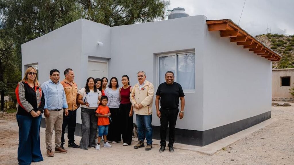 Entregaron ocho viviendas en Villa Vil