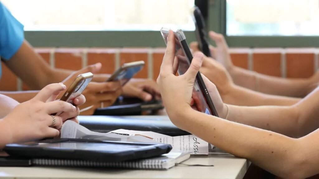 El Colegio Quintana avanza en la prohibición total del uso de celulares El Colegio Quintana avanza en la prohibición total del uso de celulares