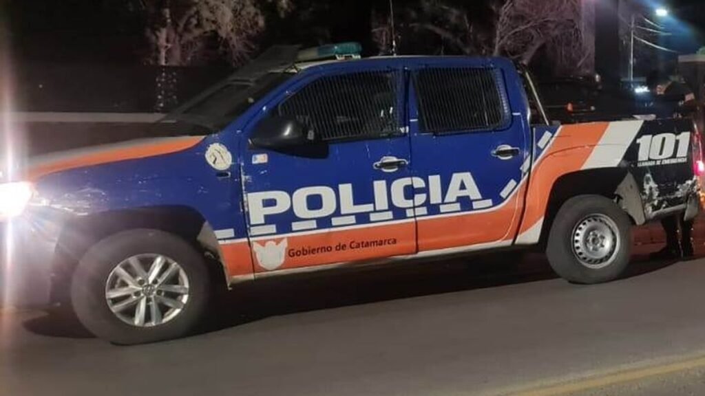 Arrestaron a un hombre tras intentar apuñalar a un joven en su casa
