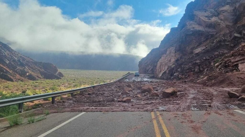 Vialidad Nacional trabaja en el despeje de calzada en la Quebrada Las Angosturas Vialidad Nacional trabaja en el despeje de calzada en la Quebrada Las Angosturas