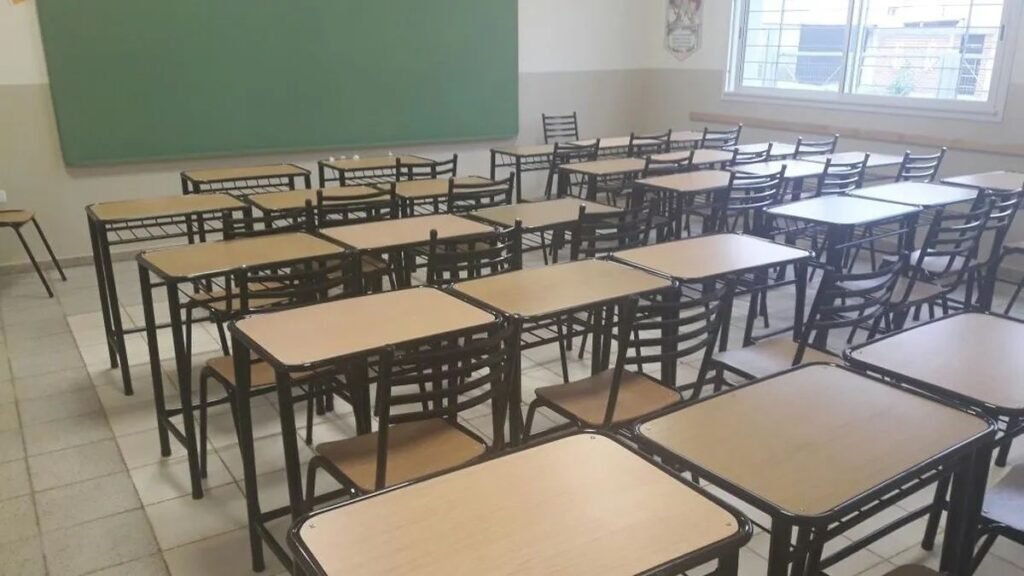 Docentes piden un incremento del 30% para iniciar las clases
