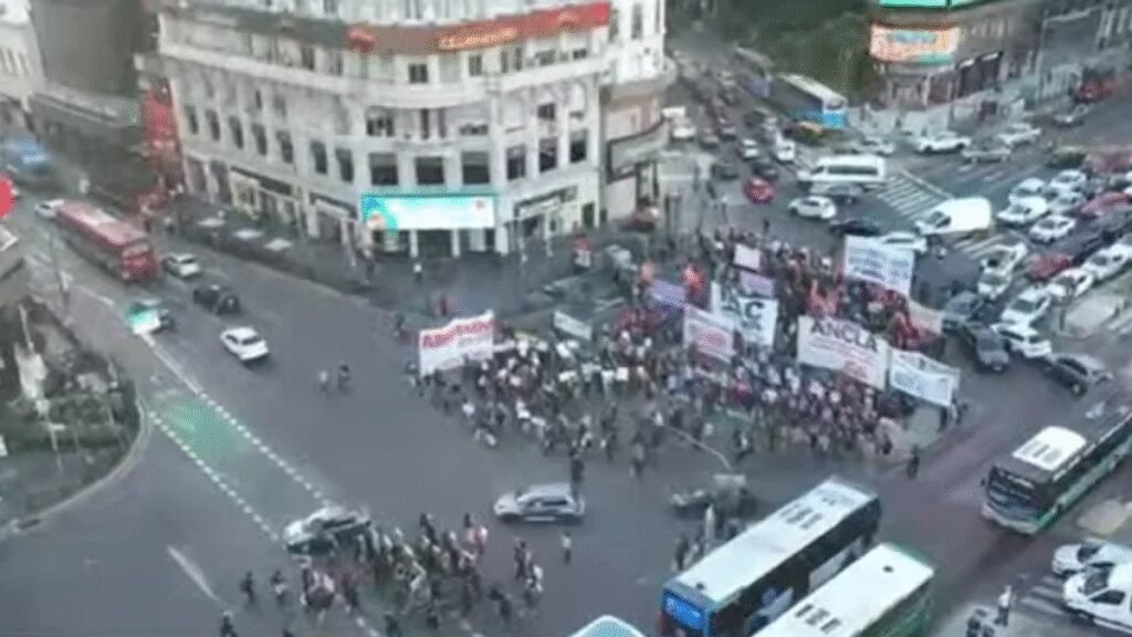 Manifestantes cortaron la calle a la altura del Obelisco y se enfrentan con la Policía Manifestantes cortaron la calle a la altura del Obelisco y se enfrentan con la Policía