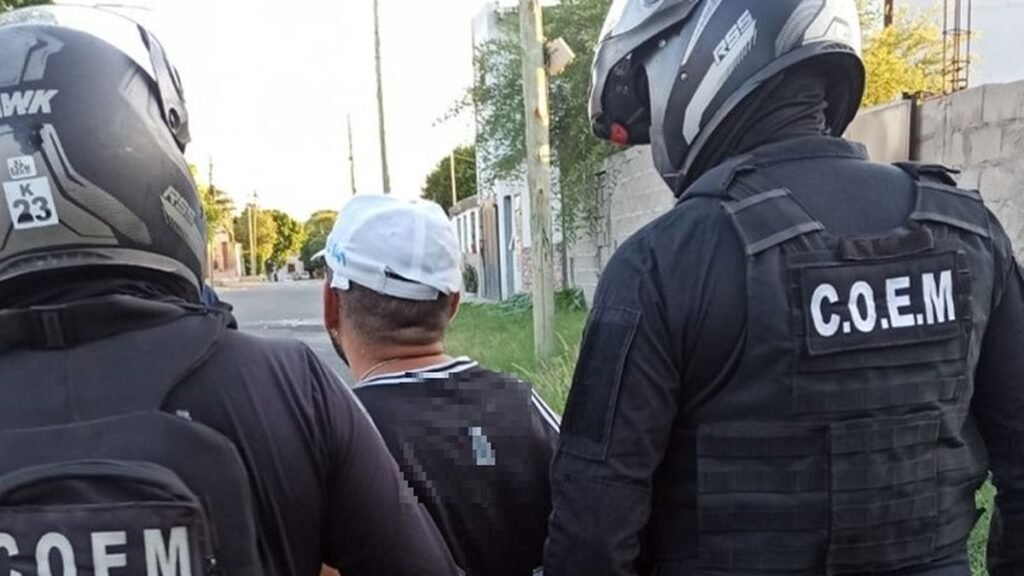 Un hombre acusado de amenazar a su padre con una cuchilla fue aprehendido