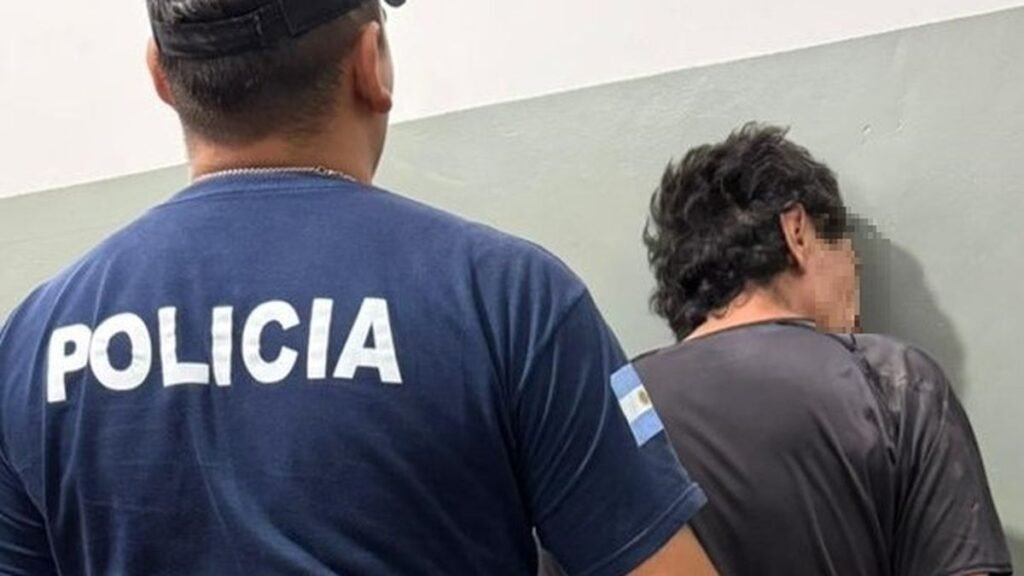 Aprehendieron a un hombre por agredir a su madre y violar restricción judicial Aprehendieron a un hombre por agredir a su madre y violar restricción judicial