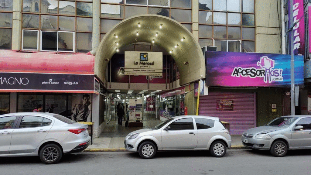 Cayó siete pisos desde un balcón y sobrevivió Cayó siete pisos desde un balcón y sobrevivió