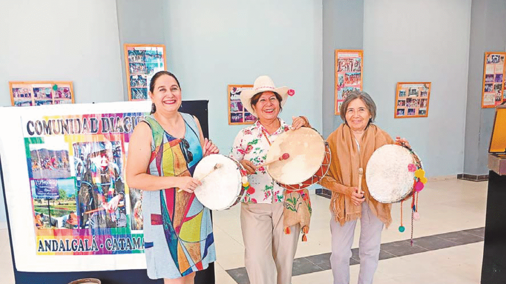 Cuando el pueblo construye su identidad en historia, coplas y comparsas Cuando el pueblo construye su identidad en historia, coplas y comparsas