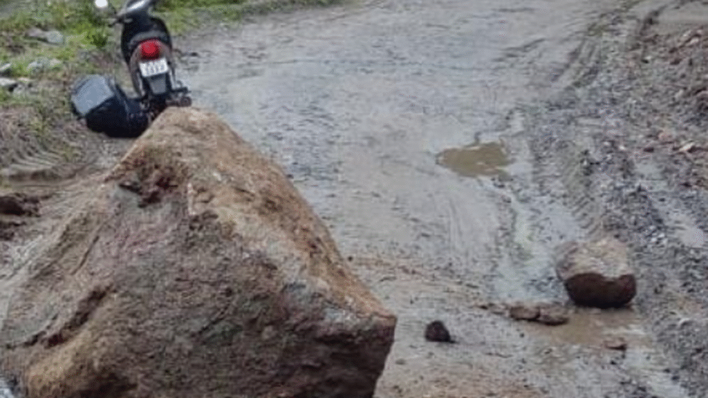 Derrumbe en la Cuesta El Clavillo y piden circular con precaución