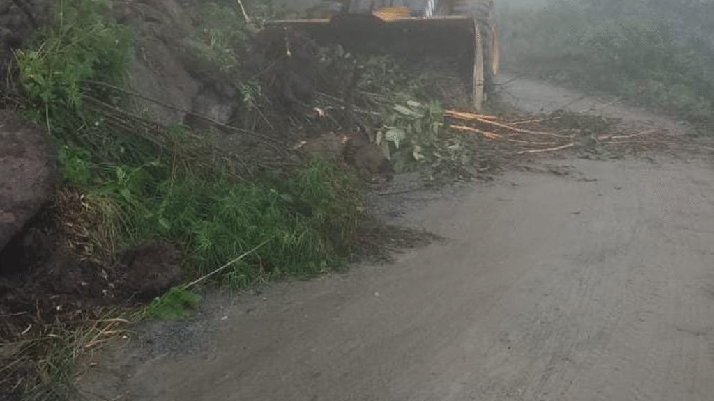 Piden precaución por derrumbes en la Ruta Provincial 18