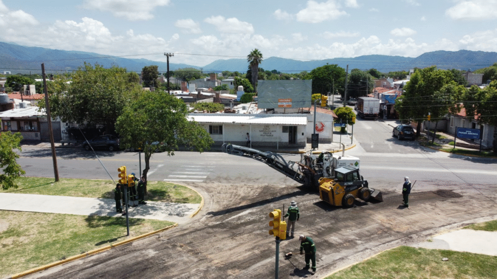 Continúan los trabajos de repavimentación en avenida Los Legisladores Continúan los trabajos de repavimentación en avenida Los Legisladores