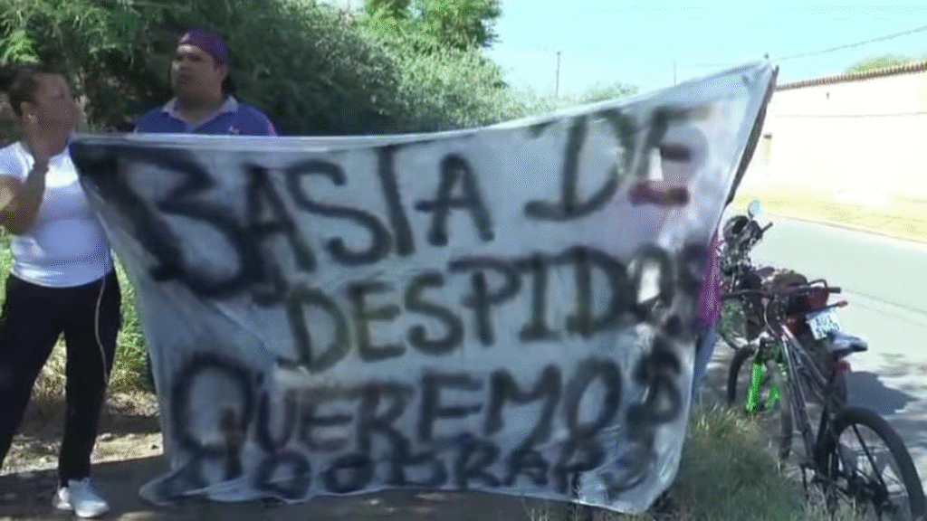 Empleados de Camino S.A se manifiestan frente a Casa de Gobierno Empleados de Camino S.A se manifiestan frente a Casa de Gobierno