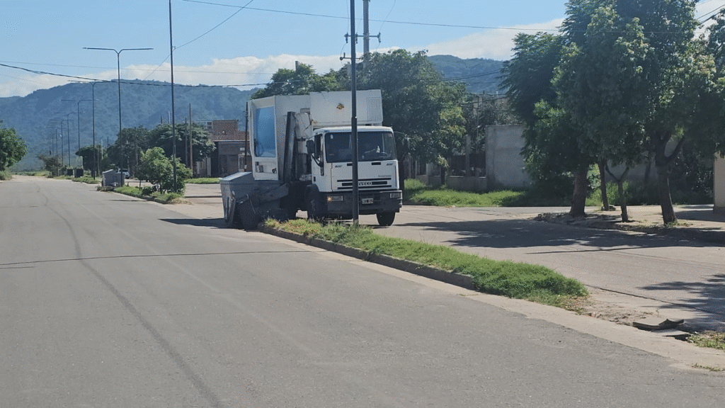 Dos vecinos terminaron hospitalizados tras una violenta pelea por la basura en avenida Choya