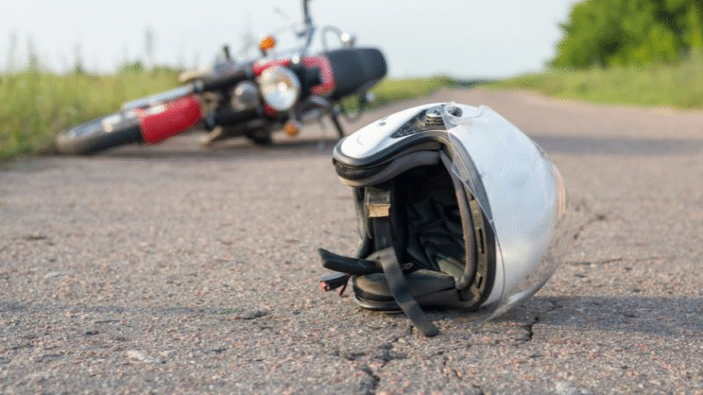Una madre y su hijo se salvaron de milagro tras caer de su moto por un cable suelto