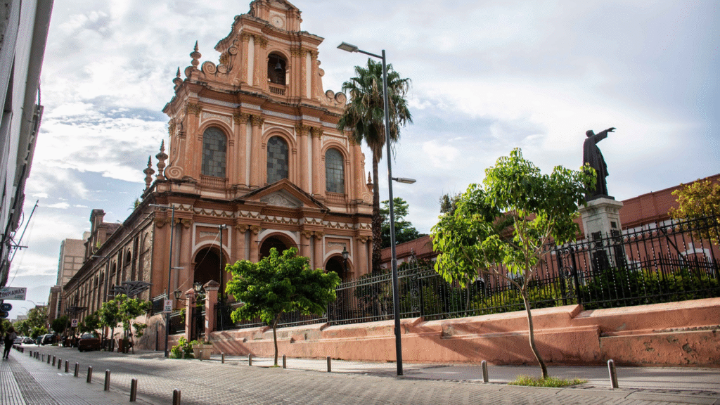 Aseguran que la prohibición de celulares en el Quintana mejoró la interacción entre alumnos: “Ahora conversan como en los viejos tiempos”