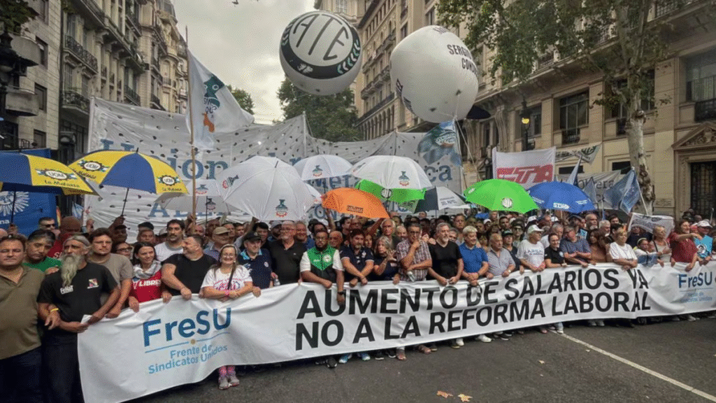 Gremios, organizaciones sociales y autoconvocados marchan al Congreso en rechazo de la reforma laboral