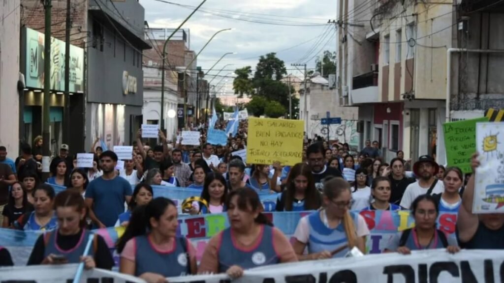 Docentes autoconvocados vuelven a movilizarse