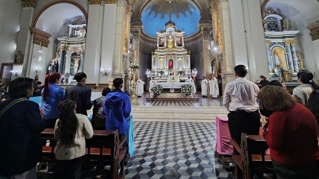 Bajada de la Virgen y homenajes en el inicio  de la Fiestas en su honor
