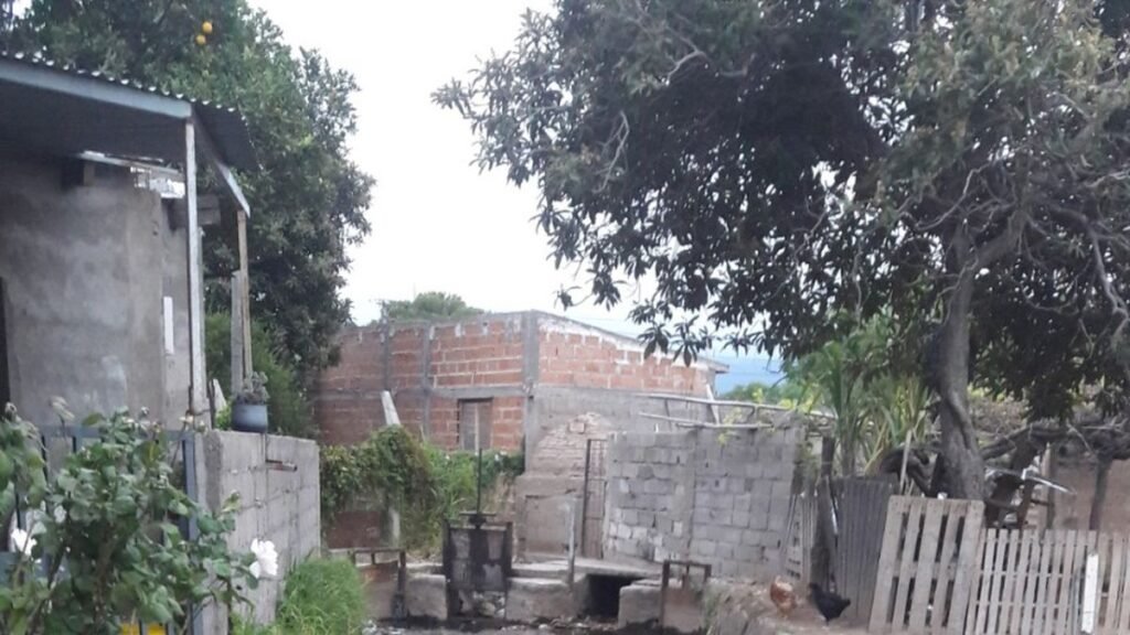 Vecinos denuncian abandono, basura y desbordes en los canales