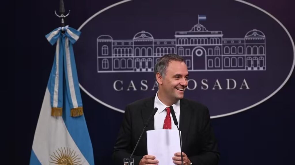 Manuel Adorni se presenta en el Congreso nacional