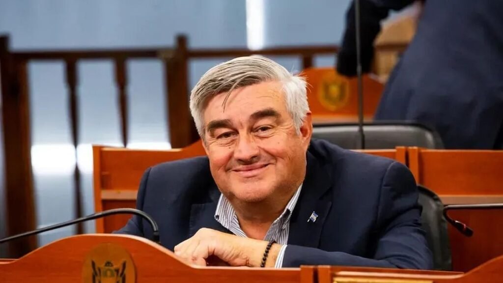 Acuña apuntó contra el gasto político
