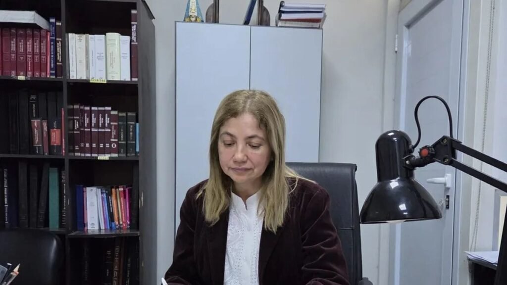 La tomó por la fuerza y la abusó sexualmente