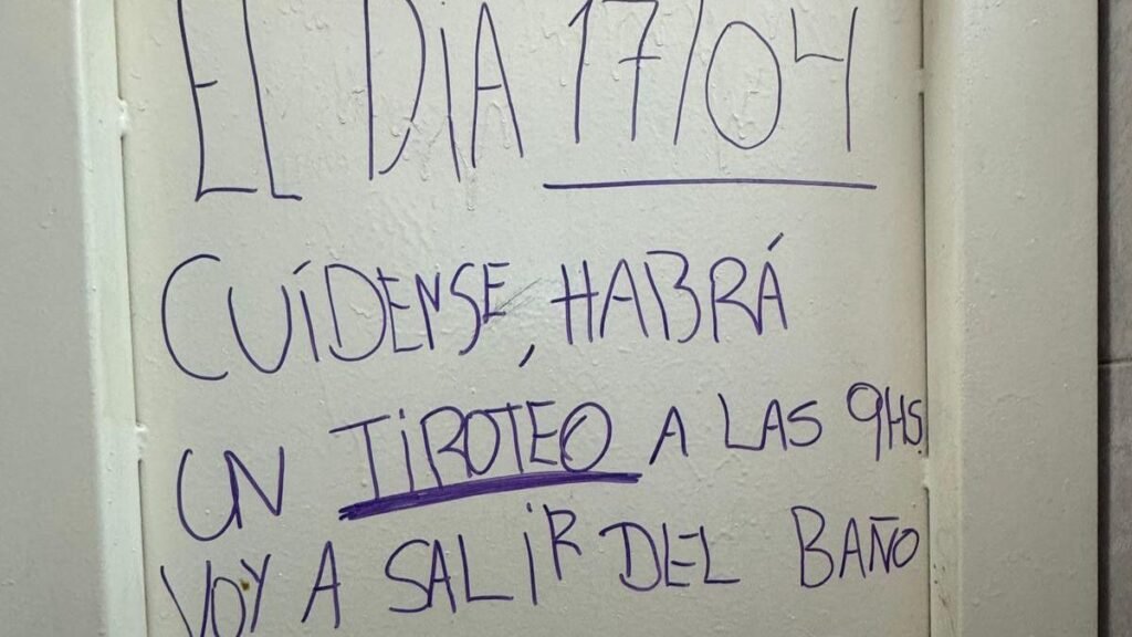 Una escuela prohibió  el ingreso de mochilas