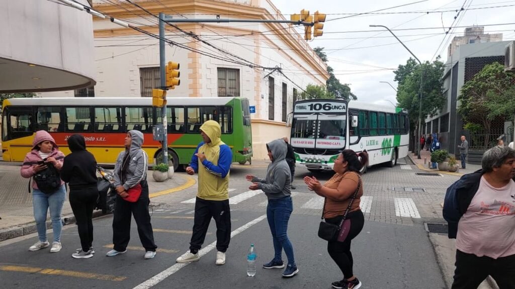Corte en pleno centro: municipales reclaman por préstamos rechazados