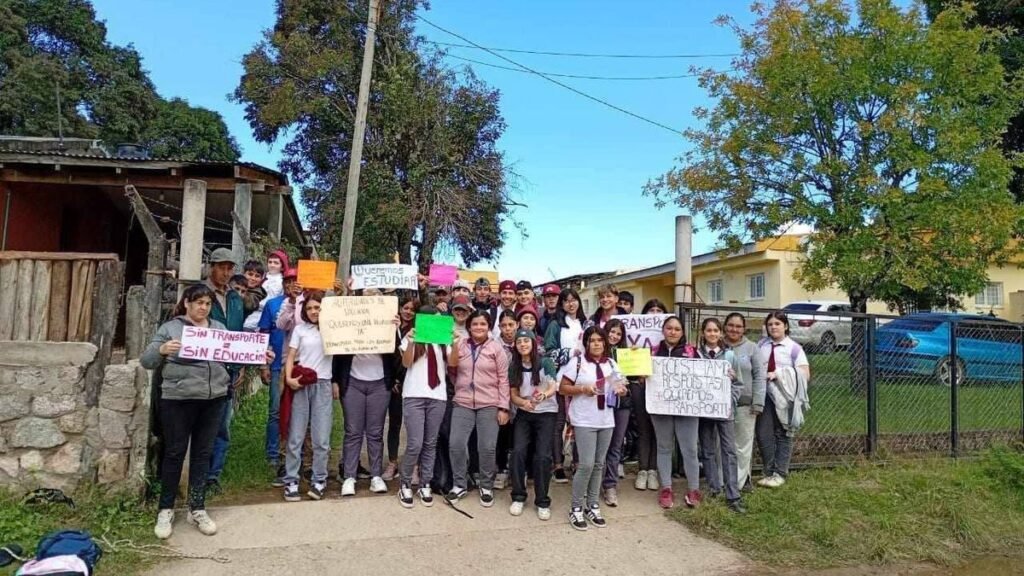 Padres y alumnos reclaman transporte escolar en Guayamba