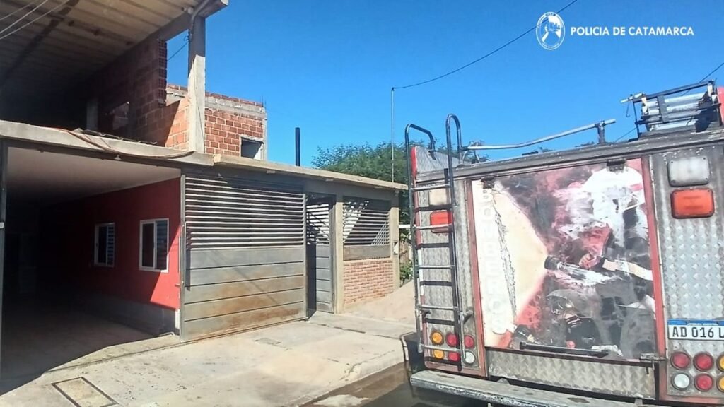 Policías apagaron un incendio en la Capital