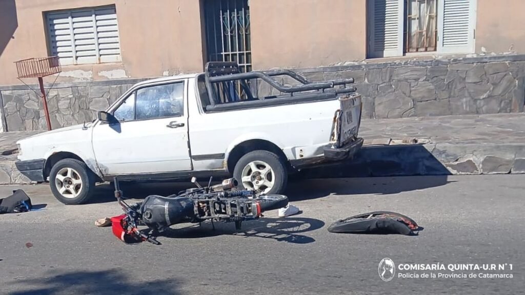 Un joven motociclista chocó contra una camioneta estacionada