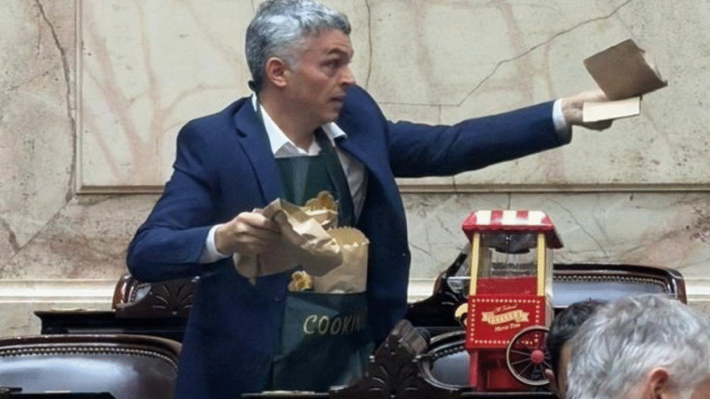 Esteban Paulón llevó una máquina de hacer pochoclos al recinto y le ofreció a Martín Menem