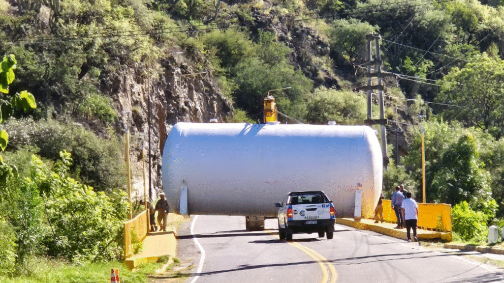 Ruta Nº 4: un cargamento que excedía la altura del puesto policial generó una hora de demora