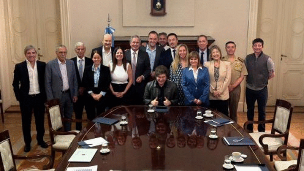 El Gobierno oficializó un fuerte aumento salarial para funcionarios y los sueldos superarán los  millones