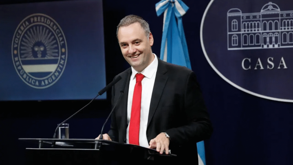 El juez pidió levantar el secreto bancario de Manuel Adorni