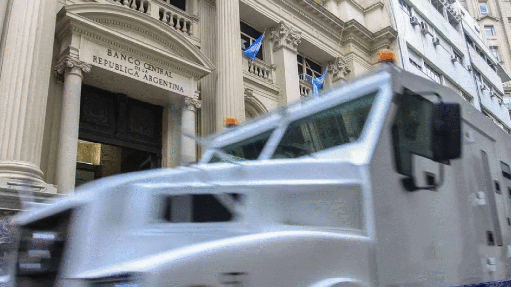 El BCRA eliminó los topes para retirar efectivo en el exterior con tarjeta