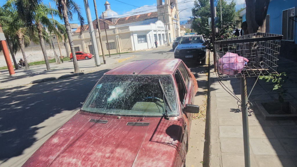 Un adolescente le robó a una joven, atropelló a dos personas y terminó contra un portón en Valle Viejo