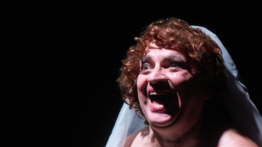 Llega al Salón Calchaquí “Los domingos no llaman”, un poético retrato sobre la espera y la obsesión