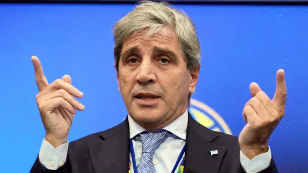 Denuncian que Luis Caputo se quedó con 1.165.491 millones que por ley estaban destinados a arreglar las rutas