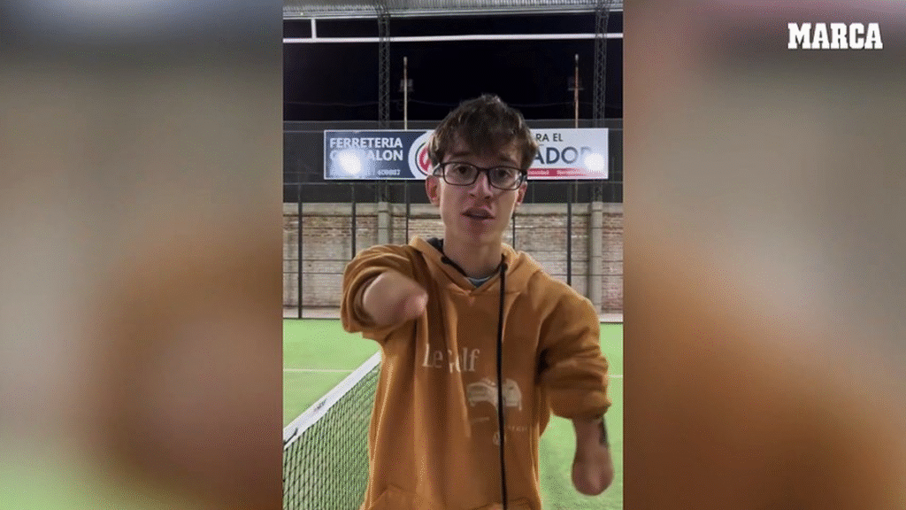 Juega al pádel sin brazos y se atreve a retar a Agustín Tapia