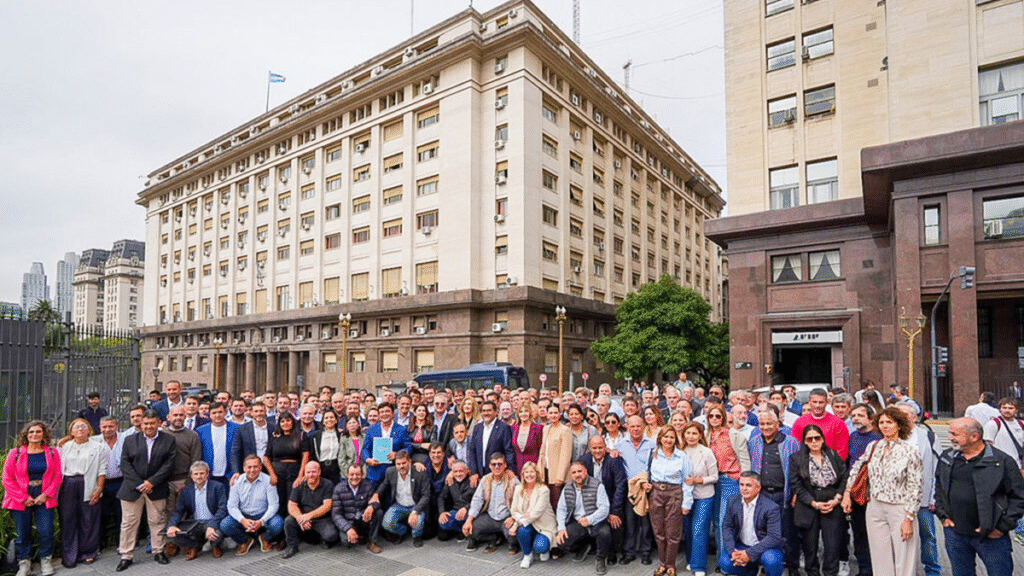 En un reclamo sin precedentes, intendentes de todo el país marcharon contra el desfinanciamiento de Milei y Caputo