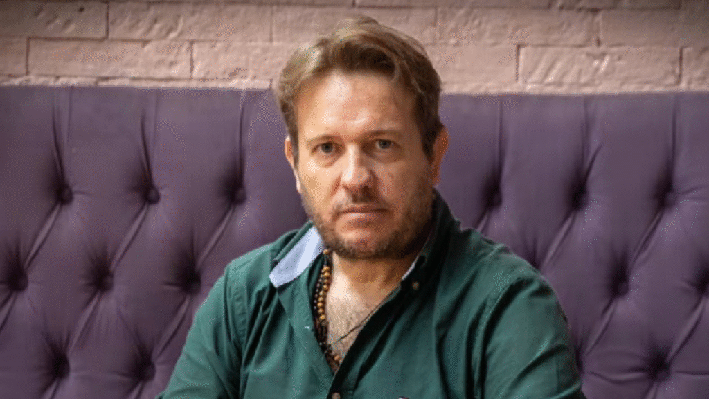 El biógrafo de Milei pidió al renuncia del “sinvergüenza” de Adorni