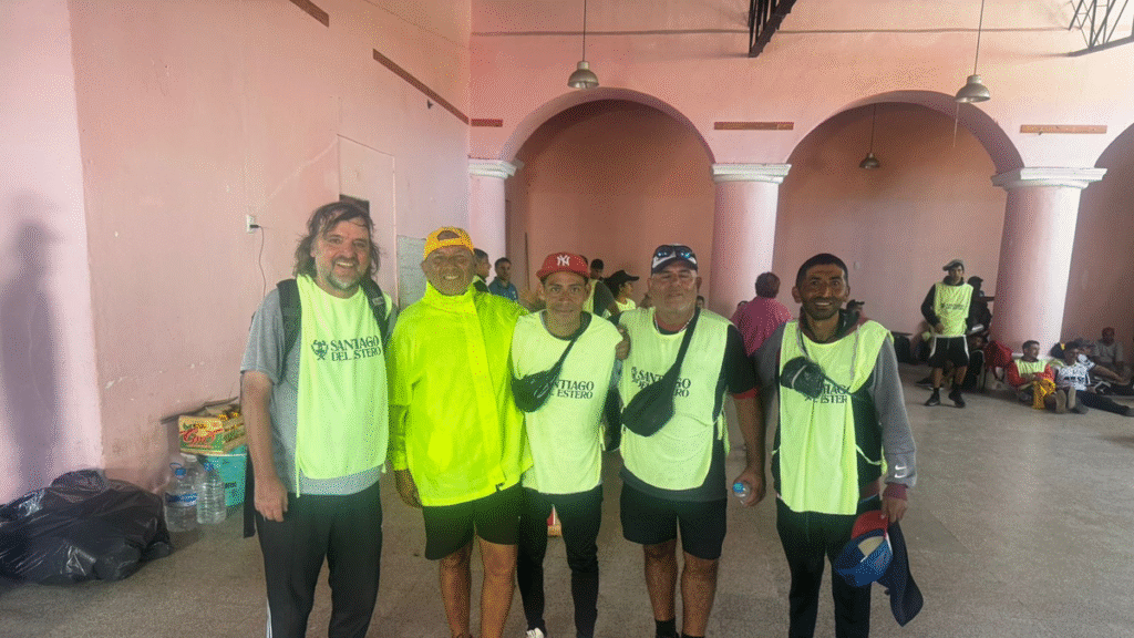 El Padre Pepe llega a Guayamba junto a 150 jóvenes peregrinos de Santiago del Estero