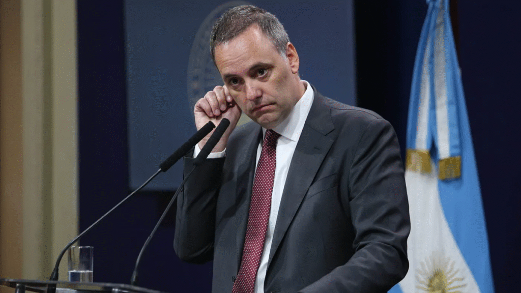 Revelan transferencias a Manuel Adorni de una productora con contratos estatales