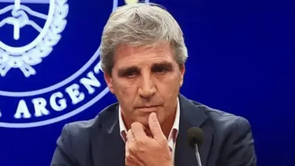 El superávit fiscal se sostiene por el ajuste