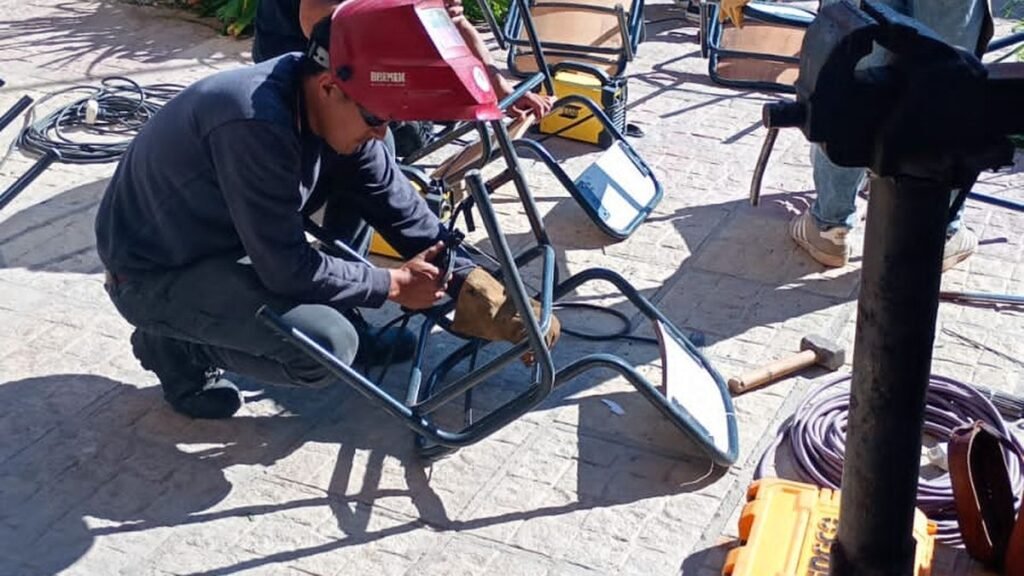 “Sillas con Futuro”: alumnos de dos escuelas se unieron para reparar mobiliario escolar