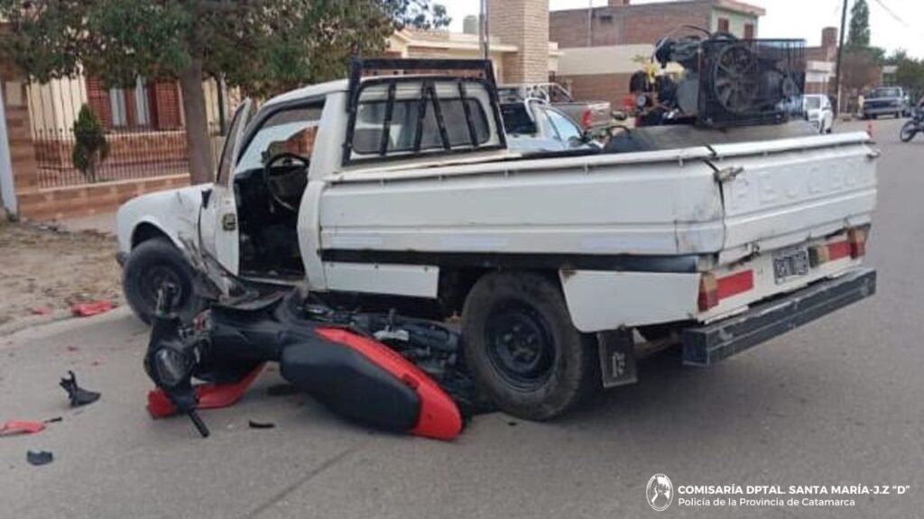 Un adolescente de 15 años resultó herido tras un choque entre una camioneta y una moto