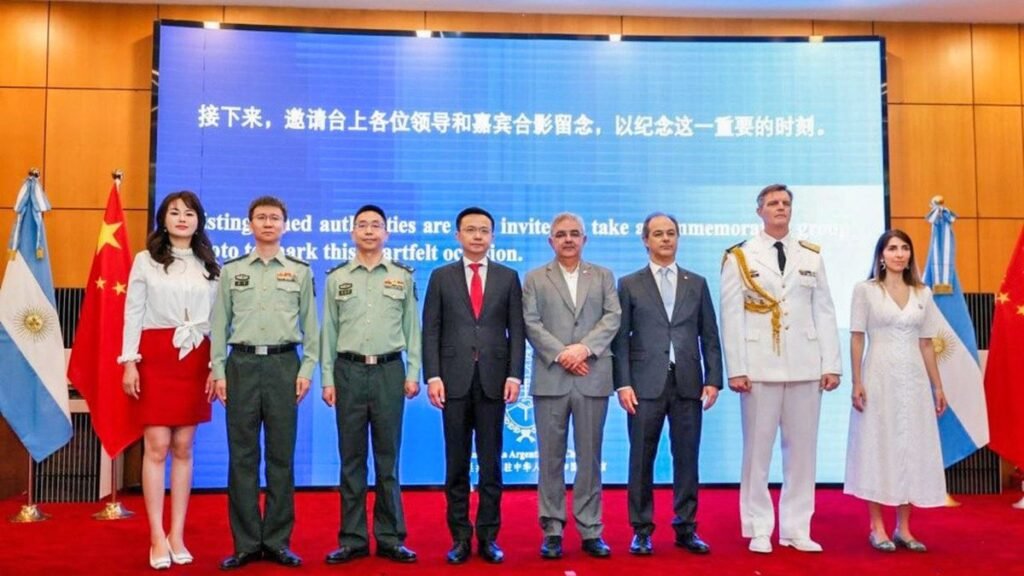Raúl Jalil, junto a representantes diplomáticos en China Raúl Jalil, junto a representantes diplomáticos en China